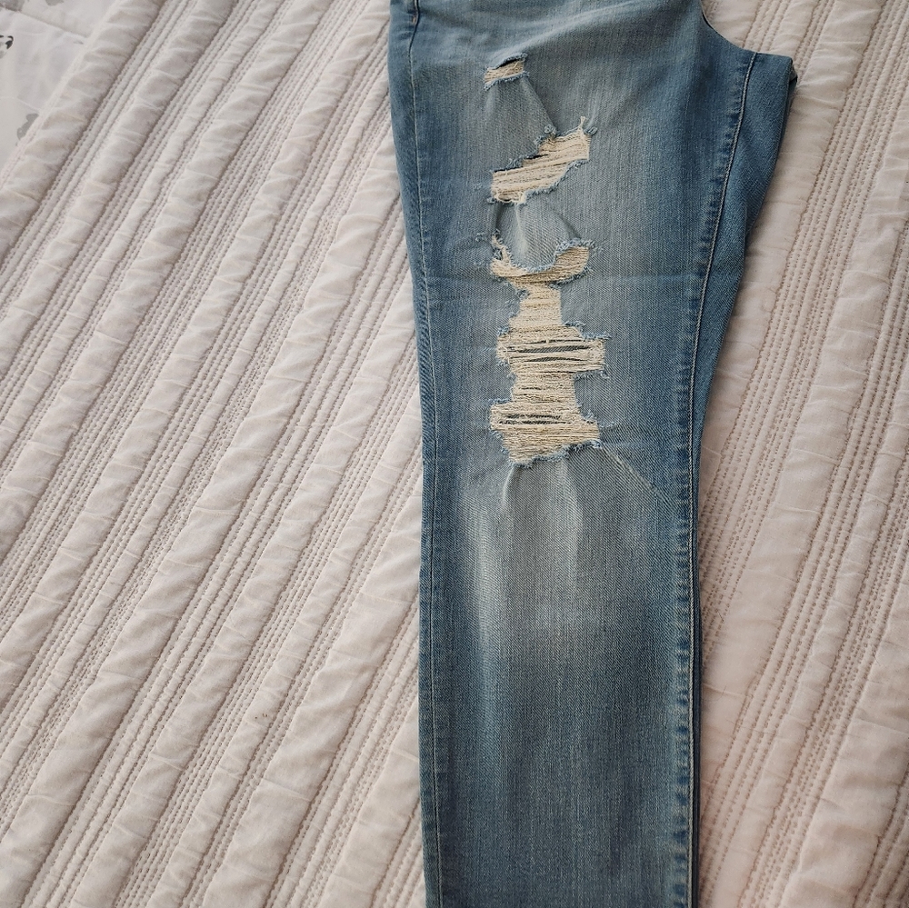 Universal Thread Light Washed Distressed Ladies jeans 14/32 - Picture 3 of 5